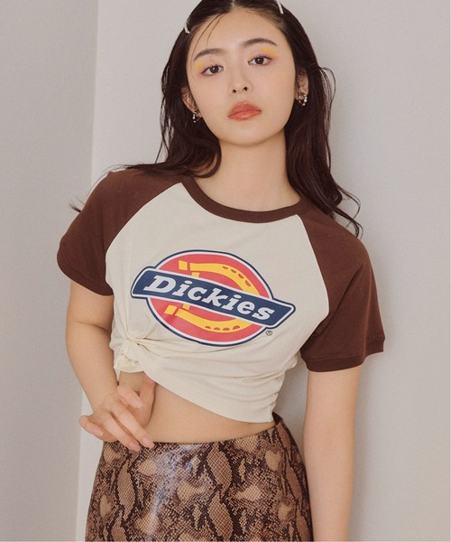 LILY BROWN（リリーブラウン）の「【LILYBROWN Dickies】クロップドロゴTシャツ（Tシャツ/カットソー・レディース・オフホワイト/ブラック/アイボリー/オレンジ/サックスブルー・FREE）」の2枚目の写真