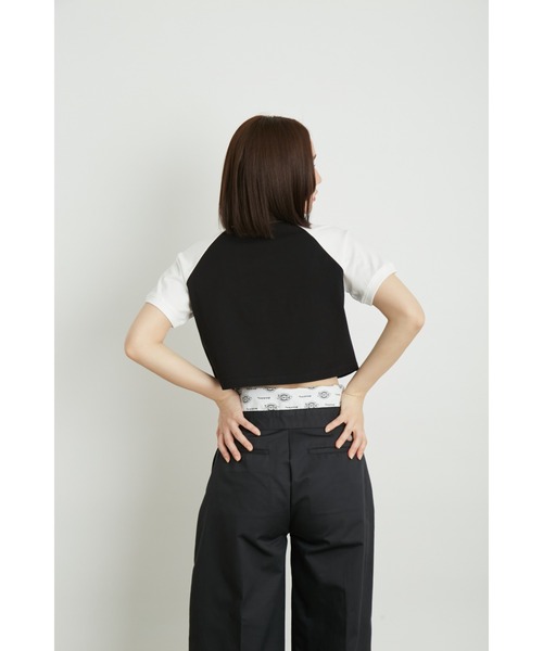 LILY BROWN（リリーブラウン）の「【LILYBROWN Dickies】クロップドロゴTシャツ（Tシャツ/カットソー・レディース・オフホワイト/ブラック/アイボリー/オレンジ/サックスブルー・FREE）」の15枚目の写真