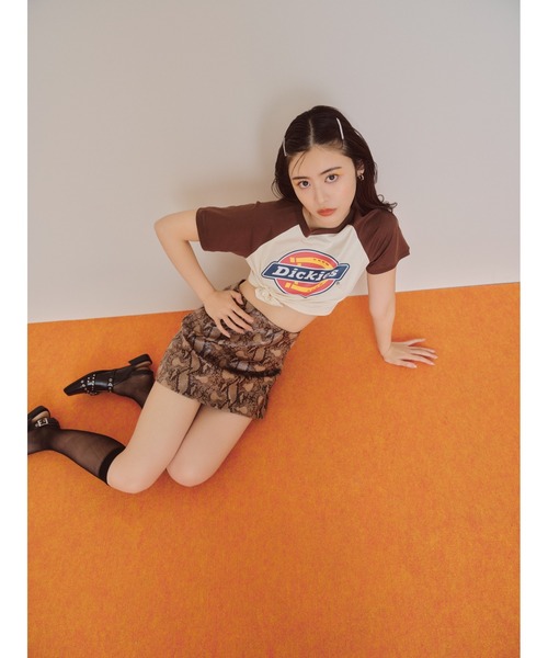 LILY BROWN（リリーブラウン）の「【LILYBROWN Dickies】クロップドロゴTシャツ（Tシャツ/カットソー・レディース・オフホワイト/ブラック/アイボリー/オレンジ/サックスブルー・FREE）」の6枚目の写真