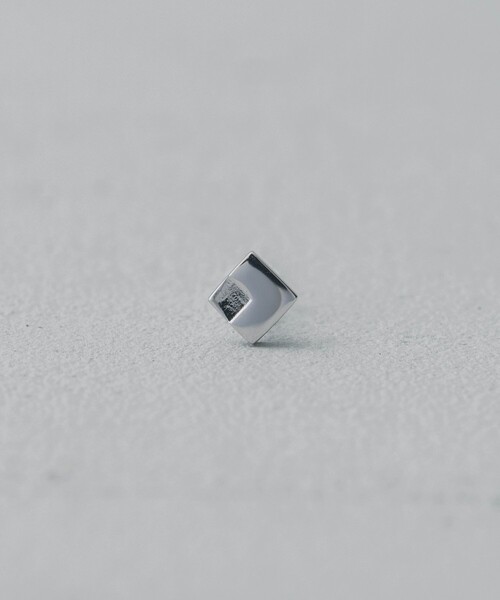 and cloud（アンドクラウド）の「Minimum Square Pierce/Single（ピアス（片耳用）・レディース・ブラック/シルバー/イエローゴールド・FREE）」の3枚目の写真