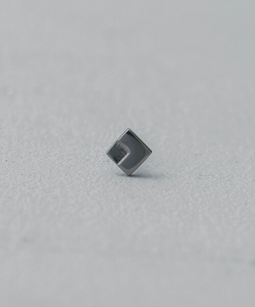 and cloud（アンドクラウド）の「Minimum Square Pierce/Single（ピアス（片耳用）・レディース・ブラック/シルバー/イエローゴールド・FREE）」の5枚目の写真
