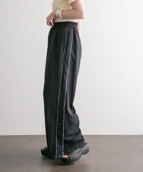KBF（ケイビーエフ）の「ストライプWIDEトラックパンツ（その他パンツ・レディース・ブルー系その他/グレー系その他・ONE）」の12枚目の写真