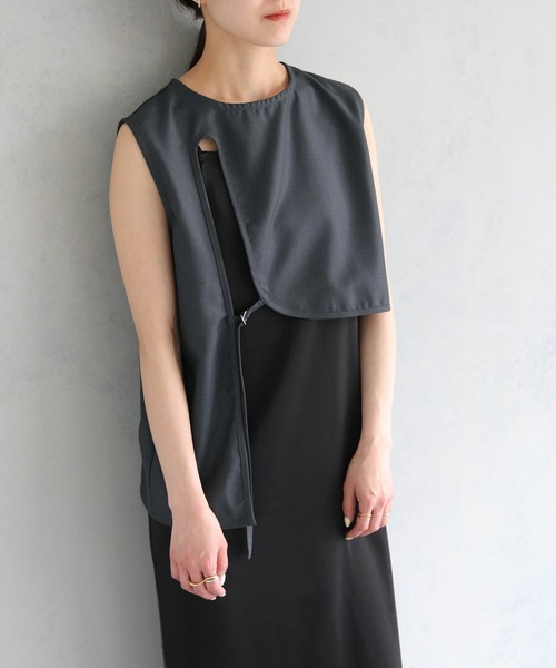 &g'aime（アンジェム）の「【&g'aime】アシメデザインノースリトップス（シャツ/ブラウス・レディース・ブラック/チャコールグレー・FREE）」の2枚目の写真