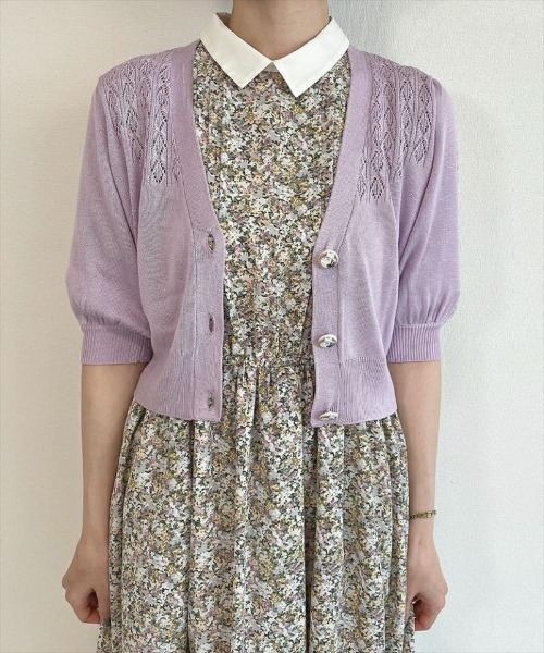 an another angelus（アンアナザーアンジェラス）の「SAVONパッケージ釦透かし編み5分袖ニットカーディガン/ananotherangelus（カーディガン/ボレロ・レディース・ライトグリーン/パープル・FREE）」の2枚目の写真