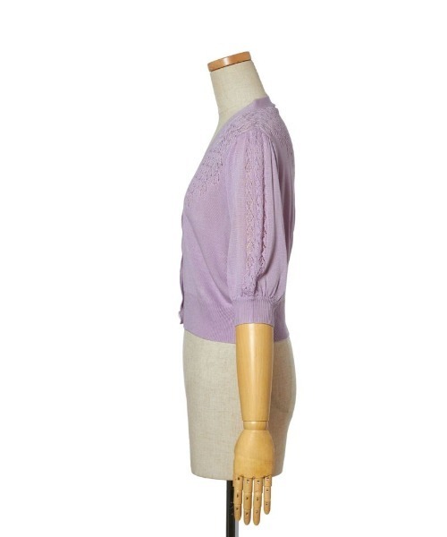 an another angelus（アンアナザーアンジェラス）の「SAVONパッケージ釦透かし編み5分袖ニットカーディガン/ananotherangelus（カーディガン/ボレロ・レディース・ライトグリーン/パープル・FREE）」の4枚目の写真