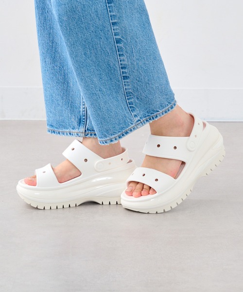 crocs（クロックス）の「【crocs】MEGA CRUSH SANDAL メガクラッシュ サンダル 厚底（サンダル・レディース・ホワイト/ベージュ/ブラック・22cm/23cm/24cm/25cm）」の2枚目の写真