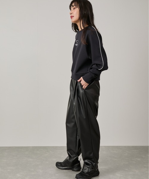 agnes b.（アニエスベー）の「＜WEB限定＞【agnes b.×NERGY】クロップド丈クルーネックプルオーバー（Tシャツ/カットソー・レディース・キナリ/ブラック・FREE）」の4枚目の写真