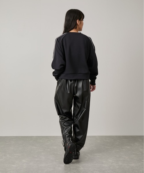 agnes b.（アニエスベー）の「＜WEB限定＞【agnes b.×NERGY】クロップド丈クルーネックプルオーバー（Tシャツ/カットソー・レディース・キナリ/ブラック・FREE）」の5枚目の写真