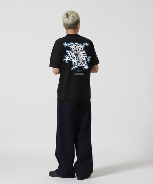 AVIREX（アヴィレックス）の「《直営店限定》GRAFFITI T-SHIRT "BORN IN THE NYC" / グラフィティ Tシャツ "ボーン イン ザ ニューヨーク" / AVIREX / アヴィレックス（Tシャツ/カットソー・メンズ・オリーブ系/ネイビー/ホワイト/ブラック・M/L/2XL/XL）」の16枚目の写真