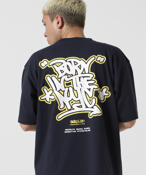 AVIREX（アヴィレックス）の「《直営店限定》GRAFFITI T-SHIRT "BORN IN THE NYC" / グラフィティ Tシャツ "ボーン イン ザ ニューヨーク" / AVIREX / アヴィレックス（Tシャツ/カットソー・メンズ・オリーブ系/ネイビー/ホワイト/ブラック・M/L/2XL/XL）」の8枚目の写真