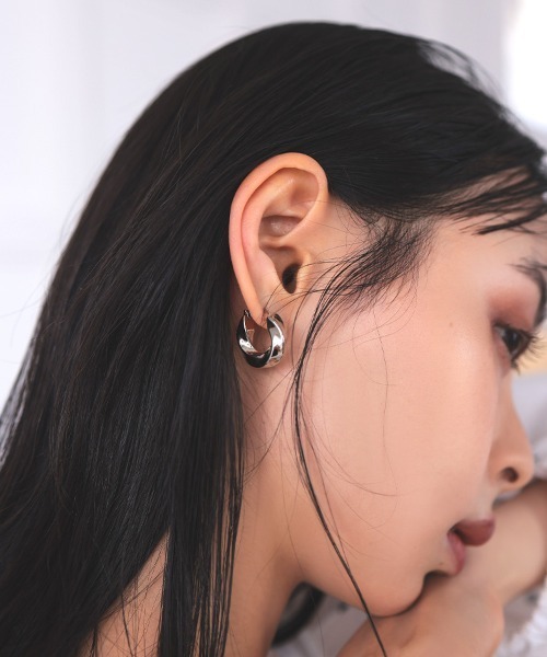 at.(アット)の「【at.】ヌナ ツイストフープピアス(ピアス(両耳用)・レディース・ゴールド/シルバー・FREE)」の1枚目の写真