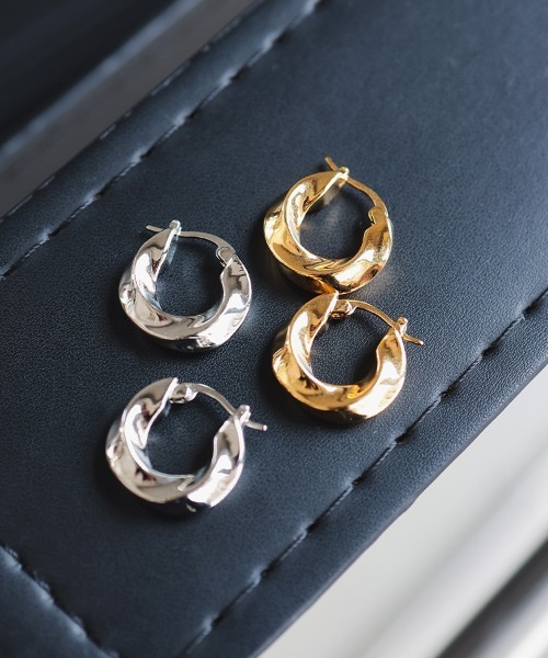 at.(アット)の「【at.】ヌナ ツイストフープピアス(ピアス(両耳用)・レディース・ゴールド/シルバー・FREE)」の3枚目の写真