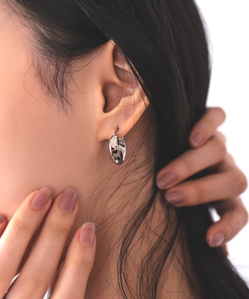 at.(アット)の「【at.】ヌナ ツイストフープピアス(ピアス(両耳用)・レディース・ゴールド/シルバー・FREE)」の4枚目の写真