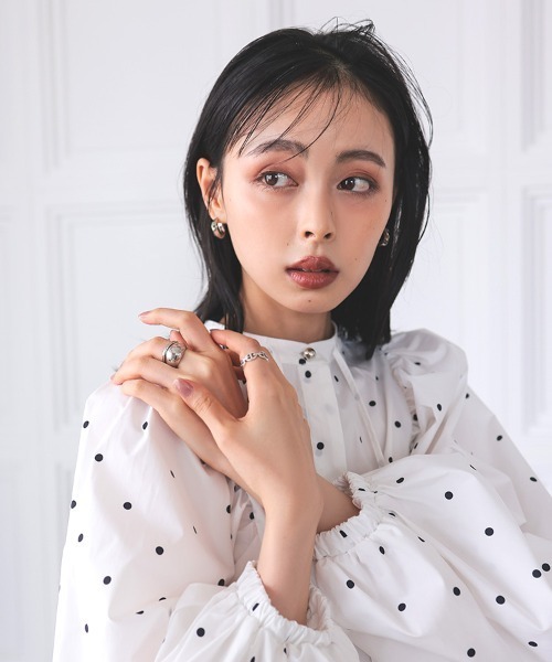 at.(アット)の「【at.】ヌナ ツイストフープピアス(ピアス(両耳用)・レディース・ゴールド/シルバー・FREE)」の5枚目の写真