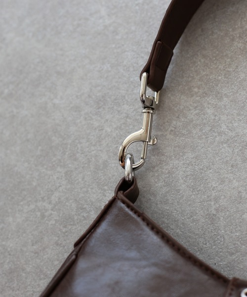 BLUEEAST（ブルーイースト）の「ベルトバックル ワンハンドルバッグ（ハンドバッグ・レディース・ブラック/ブラウン・FREE）」の17枚目の写真