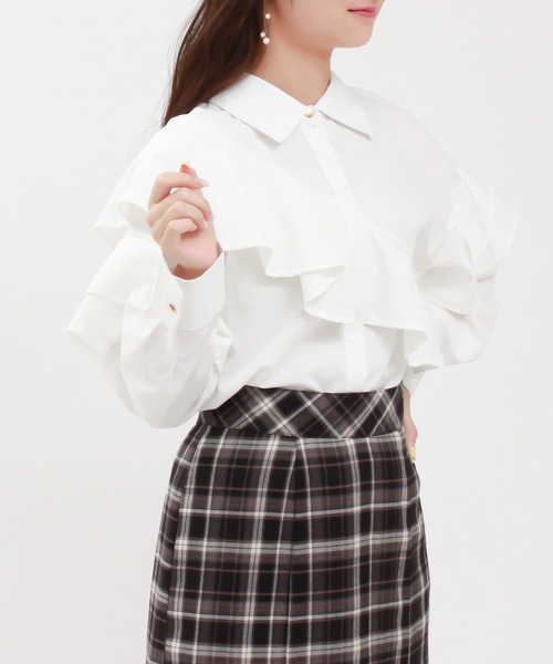 TRUDEA(トルディア)の「アシメラッフルブラウス(シャツ/ブラウス・レディース・ホワイト×ネイビー/ホワイト・MEDIUM/LARGE)」の2枚目の写真