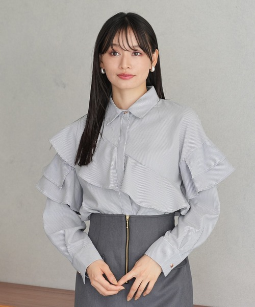 TRUDEA(トルディア)の「アシメラッフルブラウス(シャツ/ブラウス・レディース・ホワイト×ネイビー/ホワイト・MEDIUM/LARGE)」の3枚目の写真