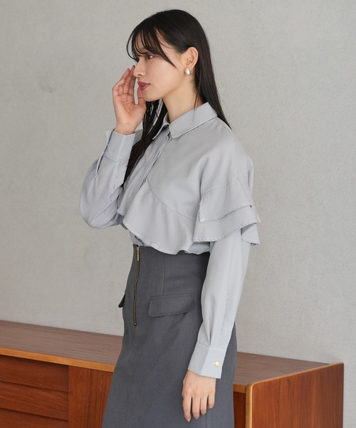 TRUDEA(トルディア)の「アシメラッフルブラウス(シャツ/ブラウス・レディース・ホワイト×ネイビー/ホワイト・MEDIUM/LARGE)」の5枚目の写真