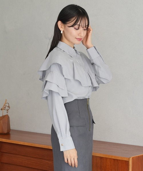 TRUDEA(トルディア)の「アシメラッフルブラウス(シャツ/ブラウス・レディース・ホワイト×ネイビー/ホワイト・MEDIUM/LARGE)」の4枚目の写真