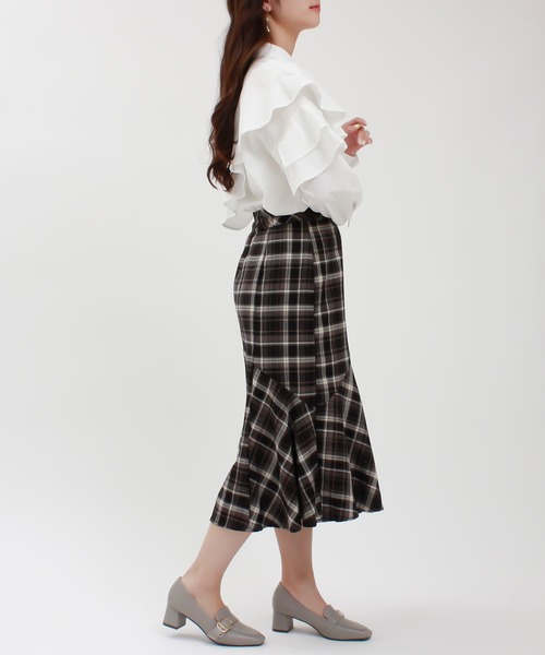 TRUDEA(トルディア)の「アシメラッフルブラウス(シャツ/ブラウス・レディース・ホワイト×ネイビー/ホワイト・MEDIUM/LARGE)」の11枚目の写真