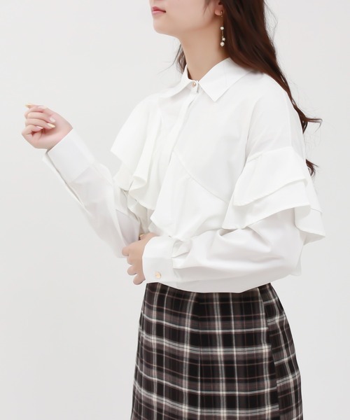 TRUDEA(トルディア)の「アシメラッフルブラウス(シャツ/ブラウス・レディース・ホワイト×ネイビー/ホワイト・MEDIUM/LARGE)」の9枚目の写真