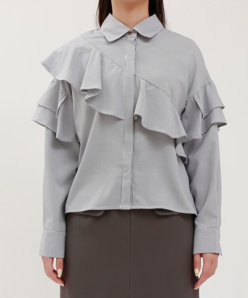 TRUDEA(トルディア)の「アシメラッフルブラウス(シャツ/ブラウス・レディース・ホワイト×ネイビー/ホワイト・MEDIUM/LARGE)」の12枚目の写真