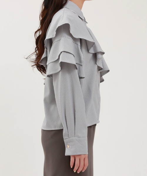 TRUDEA(トルディア)の「アシメラッフルブラウス(シャツ/ブラウス・レディース・ホワイト×ネイビー/ホワイト・MEDIUM/LARGE)」の13枚目の写真