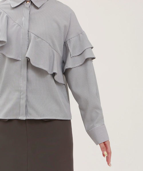 TRUDEA(トルディア)の「アシメラッフルブラウス(シャツ/ブラウス・レディース・ホワイト×ネイビー/ホワイト・MEDIUM/LARGE)」の17枚目の写真