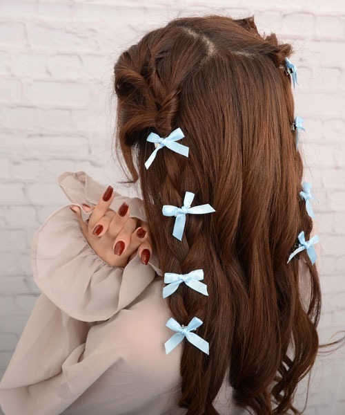 VIBGYOR Women（ヴィブジョー　ウィメン）の「【float】ミニリボン ミニヘアクリップ【8個セット/9色展開/イベント/発表会/ヘアアレンジ】（バレッタ/ヘアクリップ・レディース・オフホワイト/ブルー/ブラック/ライトピンク/ピンク/レッド/パープル/イエロー/ワインレッド/イエロー系・FREE）」の3枚目の写真