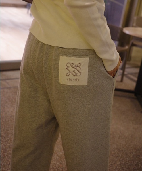 rienda(リエンダ)の「Rパッチ付ユニセックススウェットパンツ(スウェットパンツ・レディース・ベージュ/グレー×ホワイト/ライトブラック・LARGE/MEDIUM)」の8枚目の写真