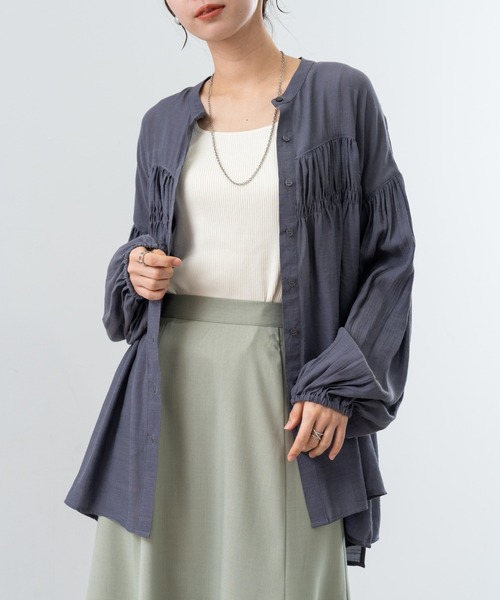 refinedworks（リファインドワークス）の「【refinedworks】シンプル で 羽織 としても使える ギャザーブラウス ！（シャツ/ブラウス・レディース・アイボリー/ブルー/チャコールグレー・FREE）」の2枚目の写真