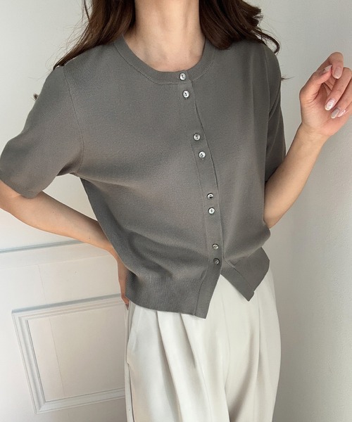 LAUIR(ラウアー)の「ボタンデザインニットカーディガン(カーディガン/ボレロ・レディース・ブラック/アイボリー/チャコール・MEDIUM/LARGE)」の3枚目の写真