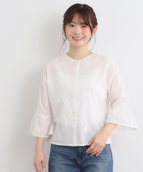 LAURA ASHLEY（ローラアシュレイ）の「【コットン100％／刺繍入り／羽織に使える】バルビー ブルームス柄 ブラウス（シャツ/ブラウス・レディース・サックスブルー/オフホワイト・38/40）」の2枚目の写真