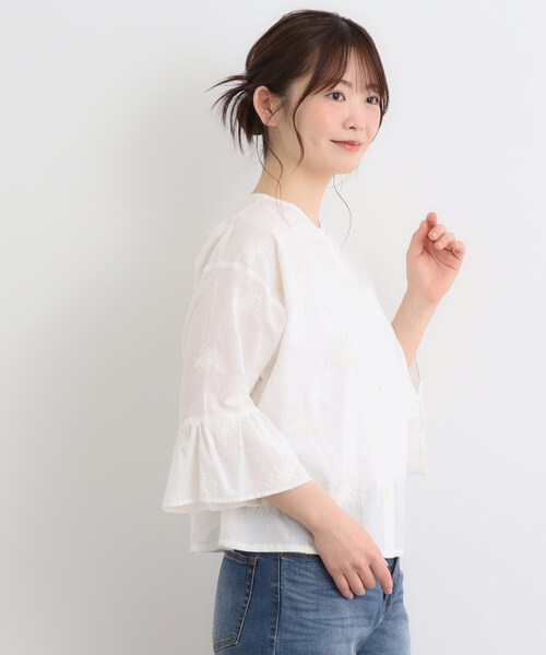 LAURA ASHLEY（ローラアシュレイ）の「【コットン100％／刺繍入り／羽織に使える】バルビー ブルームス柄 ブラウス（シャツ/ブラウス・レディース・サックスブルー/オフホワイト・38/40）」の4枚目の写真