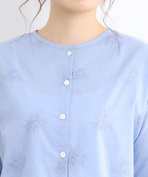 LAURA ASHLEY（ローラアシュレイ）の「【コットン100％／刺繍入り／羽織に使える】バルビー ブルームス柄 ブラウス（シャツ/ブラウス・レディース・サックスブルー/オフホワイト・38/40）」の14枚目の写真