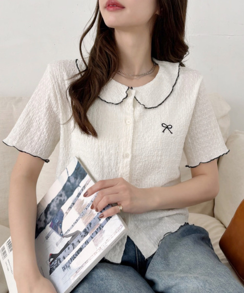 Ada.(エイダ)の「リボンデザイン パイピング丸襟 半袖ジャガードブラウス(Tシャツ/カットソー・レディース・ブラック/ホワイト・FREE)」の2枚目の写真