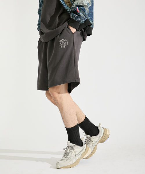 PARIS SAINT-GERMAIN(パリサンジェルマン)の「【Paris Saint-Germain / パリ・サン=ジェルマン】JP METALIC LOGO SHORTS(その他パンツ・メンズ・チャコールグレー/ブラック/ブラウン/ベージュ・X-LARGE/LARGE/MEDIUM)」の1枚目の写真