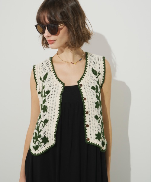 Unitage（ユニテージ）の「ブランケットステッチ刺繍ニットベスト（ベスト・レディース・ブラウン/グリーン・FREE）」の3枚目の写真