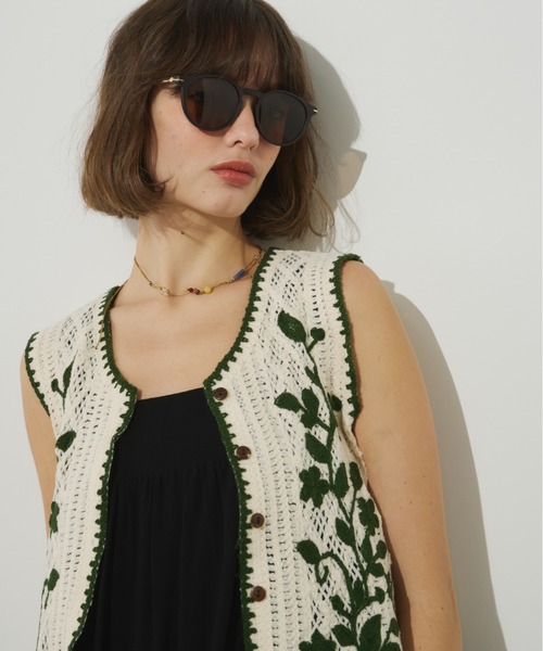 Unitage（ユニテージ）の「ブランケットステッチ刺繍ニットベスト（ベスト・レディース・ブラウン/グリーン・FREE）」の4枚目の写真