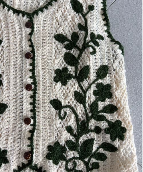 Unitage（ユニテージ）の「ブランケットステッチ刺繍ニットベスト（ベスト・レディース・ブラウン/グリーン・FREE）」の12枚目の写真
