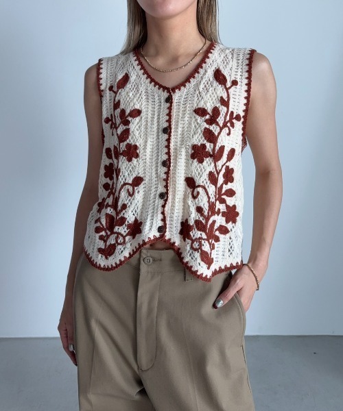 Unitage（ユニテージ）の「ブランケットステッチ刺繍ニットベスト（ベスト・レディース・ブラウン/グリーン・FREE）」の13枚目の写真