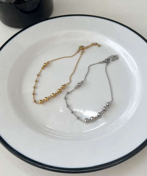 CEMONEMO（セモネモ）の「【金属アレルギー対応】 ランダム ボール アンクレット / サージカルステンレス316L（アンクレット・レディース・ゴールド/シルバー・FREE）」の2枚目の写真