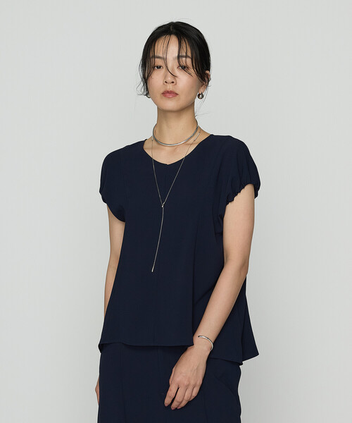 K.T KIYOKO TAKASE(キヨコタカセ)の「バックサテンジョーゼット ギャザースリーブプルオーバー(シャツ/ブラウス・レディース・ネイビー/ダークグレー・11号/9号/7号)」の2枚目の写真