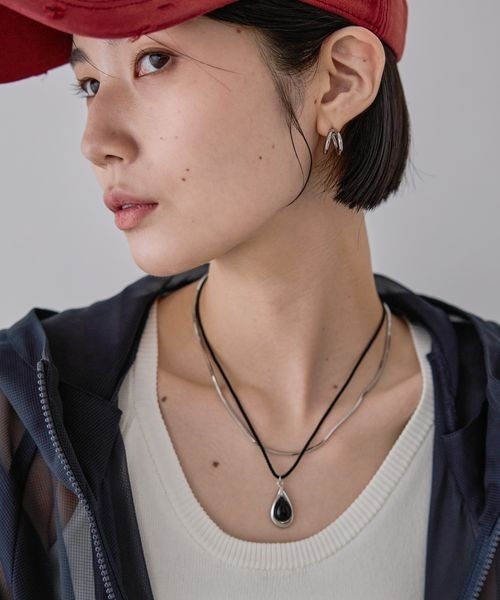 JEANASIS（ジーナシス）の「ストーン２レンネックレス/572276（ネックレス・レディース・ブラック系その他/レッド系その他・FREE）」の2枚目の写真