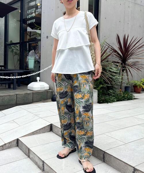 fredy couleur（フレディクルール）の「TC天竺ティアードフリルTシャツ（Tシャツ/カットソー・レディース・ブラウン/オフホワイト/ブラック/グレイッシュベージュ・38）」の5枚目の写真