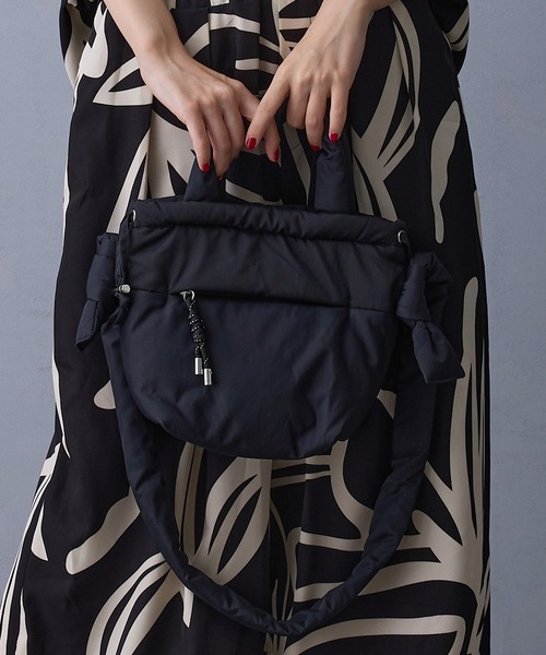 NICOLE white(ニコルホワイト)の「2WAYパフバッグ(ショルダーバッグ・レディース・ブラック/ブルー・FREE)」の2枚目の写真