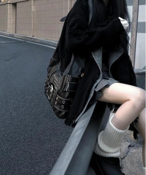 .KOM(ドットコム)の「『.KOM/ドットケーオーエム』ベルトデザインショルダーバッグ 【CN】(ショルダーバッグ・レディース・ブラック・FREE)」の4枚目の写真