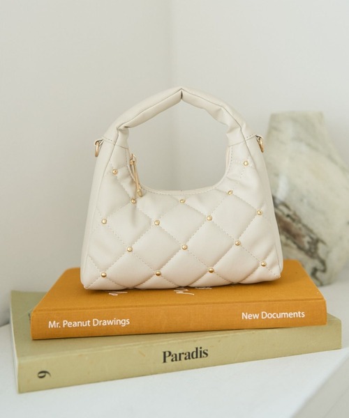 earth music&ecology(アースミュージックアンドエコロジー)の「スタッズキルトバッグ(ハンドバッグ・レディース・アイボリー/ライトブラウン/ブラック・FREE)」の2枚目の写真