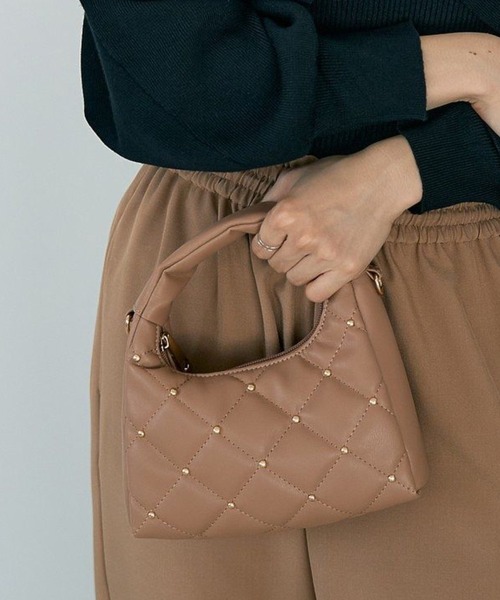 earth music&ecology(アースミュージックアンドエコロジー)の「スタッズキルトバッグ(ハンドバッグ・レディース・アイボリー/ライトブラウン/ブラック・FREE)」の1枚目の写真