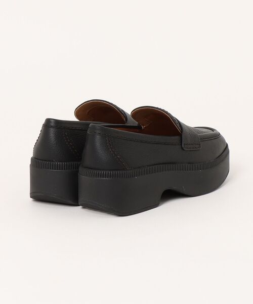 fitflop（フィットフロップ）の「F-LUMA STITCH TUMBLED-LEATHER PENNY LOAFERS / F-LUMA ステッチ タンブルドレザー ペニー ローファー（ローファー・レディース・ブラック・23cm/24cm/25cm/22cm）」の2枚目の写真